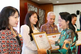 Bà Trần Kim Yến, Chủ tịch Ủy ban Mặt trận Tổ quốc Việt Nam Thành phố Hồ Chí Minh, trao tặng Bằng khen cho các tập thể và cá nhân có thành tích xuất sắc trong các hoạt động, vận động ủng hộ các nguồn quỹ trong năm 2022 và công tác chăm lo Tết Nguyên đán Qu