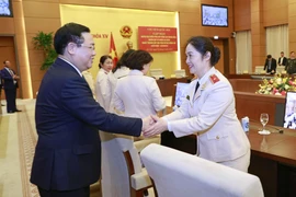 Chủ tịch Quốc hội Vương Đình Huệ với các đại biểu. (Ảnh: Doãn Tấn/TTXVN)