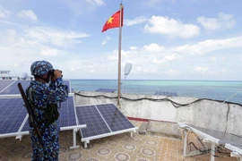 Những người chiến sỹ Trường Sa đang ngày đêm nâng cao cảnh giác, vững tay súng nơi đầu sóng ngọn gió. (Ảnh: Trần Việt/TTXVN)
