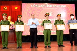 Chủ tịch UBND tỉnh An Giang Nguyễn Thanh Bình trao thưởng cho các tập thể, cá nhân có thành tích xuất sắc trong điều tra, khám phá nhanh vụ vận chuyển trái phép 18,6kg ma túy từ Campuchia vào Việt Nam qua địa bàn ấp An Khánh, xã Khánh An, huyện An Phú, tỉ
