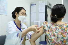 Khách đến tiêm tại điểm tiêm chủng của VNVC Trường Chinh (Hà Nội). (Ảnh: Minh Quyết/TTXVN)