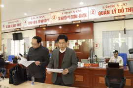 Đoàn công tác Ban Chỉ đạo cải cách hành chính của Chính phủ kiểm tra Bộ phận một cửa của thành phố Cao Bằng, tỉnh Cao Bằng. (Ảnh: Chu Hiệu/TTXVN)