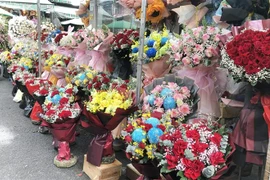 Các loại hoa trong nước bắt đầu tăng từ 20-30% so với ngày thường. (Ảnh: Mỹ Phương/TTXVN)