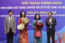 Thứ trưởng Bộ Nội vụ Triệu Văn Cường (bên phải) tặng hoa Thứ trưởng Bộ Lao động-Thương binh và Xã hội Nguyễn Thị Hà và Điều phối viên Thường trú Liên hợp quốc tại Việt Nam Pauline Tamesis nhân Ngày Quốc tế phụ nữ 8/3. (Ảnh: Hoàng Hiếu/TTXVN)