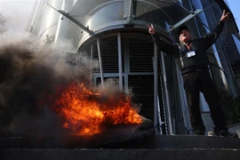 Người biểu tình đốt phá ngân hàng ở Beirut, Liban, ngày 16/2. (Ảnh: AFP/TTXVN)