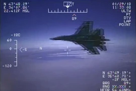 Máy bay Su-27 của Nga tiếp cận một máy bay do thám của Mỹ trên Biển Đen, ngày 29/1/2018. (Ảnh: AFP/TTXVN)