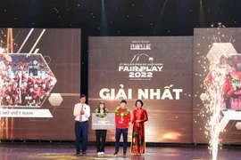 Trao giải Nhất Fair Play 2022 cho Đội tuyển nữ Việt Nam. (Ảnh: Tiến Lực/TTXVN)