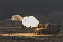 Binh sỹ Hàn Quốc tham gia cuộc tập trận bắn đạn thật tại Paju, phía bắc Seoul, ngày 3/3. (Ảnh: YONHAP/TTXVN)