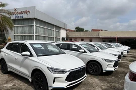 Một điểm bán xe ôtô điện ở thủ đô Vientiane (Lào). (Ảnh: TTXVN phát)