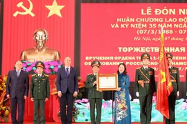 Phó Chủ tịch nước Võ Thị Ánh Xuân trao Huân chương Lao động hạng Nhất cho Trung tâm Nhiệt đới Việt-Nga. (Ảnh: Trọng Đức/TTXVN)