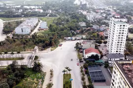 Hiện có 29 hộ dân với trên 1.000 nhân khẩu thuộc khối Tân Phượng thuộc diện phải di dời để thi công giai đoạn 2 dự án đường Lê Mao kéo dài với chiều dài 384m đường. (Ảnh: Tá Chuyên/TTXVN)