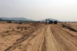 Khu vực mỏ cát chỉ được cấp phép khai thác bằng phương pháp lộ thiên. (Ảnh: Xuân Triệu/TTXVN)