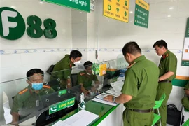 Cơ qua Công an Bến Tre kiểm tra các cơ sở F88. (Ảnh TTXVN phát)