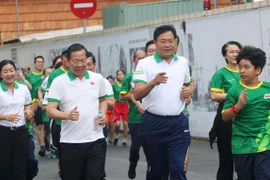 Chủ tịch Ủy ban Nhân dân Thành phố Hồ Chí Minh Phan Văn Mãi, Tổng cục trưởng Tổng cục Thể dục thể thao Đặng Hà Việt cùng đông đảo người dân thành phố tham gia Ngày chạy Olympic Vì sức khỏe toàn dân năm 2023 tên truyến đường Đồng Khỏi, Quận 1. (Ảnh: TTXVN 
