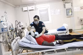 Chiến sỹ quân y Bệnh viện dã chiến cấp 2 số 3 tại Nam Sudan khám cho bệnh nhân. (Nguồn: Cục gìn giữ hòa bình)