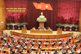 Các đại biểu biểu quyết thông qua chương trình hội nghị. (Ảnh: Trí Dũng/TTXVN)