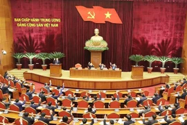 Các đại biểu biểu quyết thông qua chương trình hội nghị. (Ảnh: Trí Dũng/TTXVN)