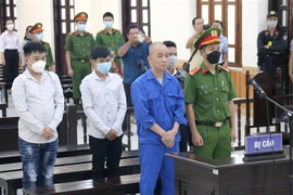 Các bị cáo nghe Tòa tuyên án. (Ảnh: Nguyễn Thanh/TTXVN)