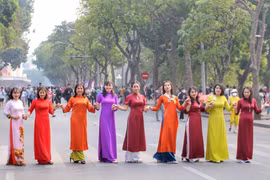 Phụ nữ Thủ đô duyên dáng trong tà áo dài. (Ảnh: Tuấn Đức/TTXVN)