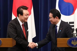 Tổng thống Hàn Quốc Yoon Suk-yeol (trái) và Thủ tướng Nhật Bản Fumio Kishida tại cuộc họp báo ở Tokyo ngày 16/3. (Ảnh: Yonhap/TTXVN)
