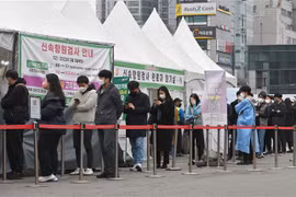 Một điểm xét nghiệm COVID-19 ở Seoul, Hàn Quốc. (Ảnh: AFP/TTXVN)