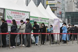 Một điểm xét nghiệm COVID-19 ở Seoul, Hàn Quốc. (Ảnh: AFP/TTXVN)