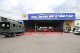 Lực lượng Công an khám xét tại Trung tâm đăng kiểm 61-08D. (Nguồn: Cổng thông tin điện tử Công an tỉnh Bình Dương)