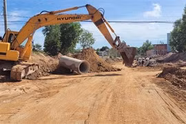Dự án đầu tư công Chương trình mục tiêu xây dựng nông thôn mới tại xã Kim Long, huyện Châu Đức đang được khẩn trương thi công. (Ảnh: Hoàng Nhị/TTXVN)