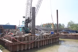 Thi công cầu Rạch Miễu 2 phía tỉnh Bến Tre. (Ảnh: Công Trí/TTXVN)