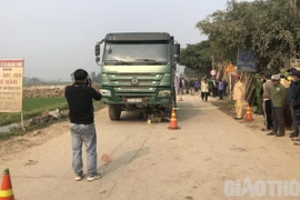 Lực lượng chức năng khám nghiệm hiện trường vụ tai nạn. (Nguồn: Báo Giao thông)