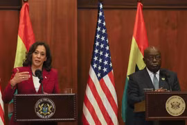 Phó Tổng thống Mỹ Kamala Harris (trái) trong buổi họp báo chung với Tổng thống Ghana Nana Akufo-Addo sau hội đàm song phương. (Ảnh: AFP/TTXVN)