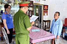 Cơ quan Cảnh sát điều tra Công an tỉnh Bạc Liêu tống đạt quyết định khởi tố, bắt tạm giam bị can Lê Văn Kỷ. (Ảnh: Trọng Nguyễn/TTXVN phát)