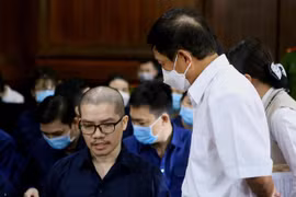 Bị cáo Nguyễn Thái Luyện trao đổi với luật sư tại phiên tòa sơ thẩm. (Ảnh: Thành Chung/TTXVN)