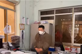 Cơ quan điều tra thực hiện lệnh bắt bị can để tạm giam đối với Hà Minh Huy. (Ảnh: Công an Cao Bằng)