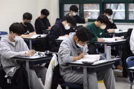 Học sinh tham dự kỳ thi năng lực quốc gia (CSAT) tại một điểm thi ở Seoul, Hàn Quốc. (Ảnh: AFP/TTXVN)