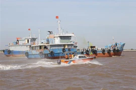 Diễn tập ứng phó sự cố tràn dầu trên biển. (Ảnh: Công Luật/TTXVN)