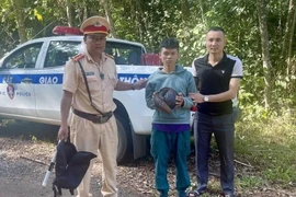 Đối tượng Duy bị bắt quả tang đang vận chuyển một cá thể tê tê. (Ảnh: TTXVN phát)