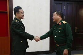 Thượng tướng Hoàng Xuân Chiến chào đón Đại tá Phan Đào tới làm việc với Bộ Quốc phòng Việt Nam. (Ảnh: Hồng Pha/TTXVN phát)