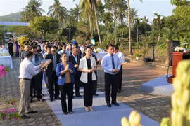 Đoàn lãnh đạo Tỉnh ủy, Hội đồng Nhân dân, Ủy ban Nhân dân, Ủy ban Mặt trận Tổ quốc Việt Nam tỉnh Quảng Ngãi dâng hương tưởng niệm. (Ảnh: Đinh Hương/TTXVN)
