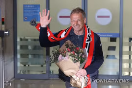 Huấn luyện viên Jurgen Klinsmann tại sân bay Incheon. (Nguồn: Yonhap)