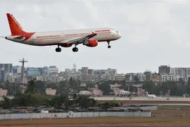 Máy bay của hãng hàng không Air India chuẩn bị hạ cánh xuống sân bay quốc tế Mumbai, Ấn Độ. (Ảnh: AFP/TTXVN)