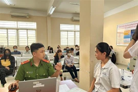 Cấp căn cước công dân gắn chip trong học sinh tại Công an Quận 8 vào sáng 26/3. (Ảnh: TTXVN phát)