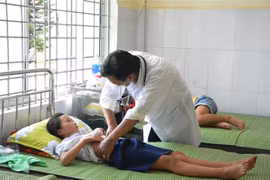 Các em học sinh được điều trị tại Trung tâm Y tế huyện Krông Ana. (Ảnh: Tuấn Anh/TTXVN)