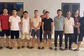 Các đối tượng trong vụ án đánh bạc tại Cơ quan Công an. (Ảnh: TTXVN phát)