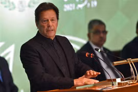 Cựu Thủ tướng Pakistan Imran Khan phát biểu tại một hội nghị ở Islamabad ngày 19/12/2021. (Ảnh: AFP/TTXVN)