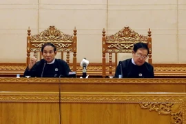 Ông T Khun Myat (phải) trong một cuộc họp báo. (Nguồn: EPA/TTXVN)