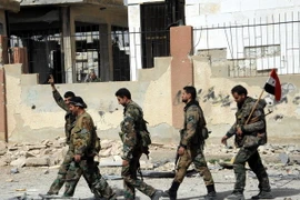 Binh sỹ Syria tuần tra tại thị trấn Nashabiyeh, Đông Ghouta. (Nguồn: THX/TTXVN)