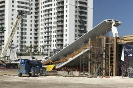 Hiện trường vụ sập cầu. (Nguồn: AFP/ TTXVN)