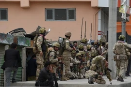 Nhân viên an ninh Afghanistan phong tỏa hiện trường một vụ tấn công. (Nguồn: AFP/TTXVN)