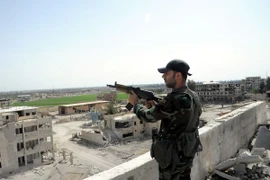 Binh sỹ Syria gác tại thị trấn Nashabiyeh, Đông Ghouta. (Nguồn: THX/TTXVN)